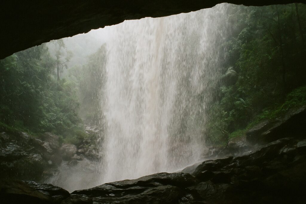 Duwili-Ella-Wasserfall mit begehbarer Höhle dahinter im Knuckles-Gebirge