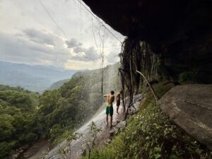 An einem Wasserfall im Knuckles-Gebirge, Sri Lanka