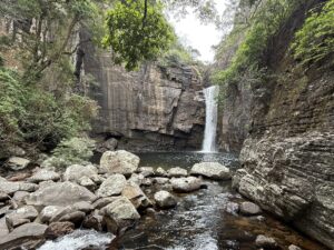 Wasserfall in einer Schlucht im Knuckles-Gebirge