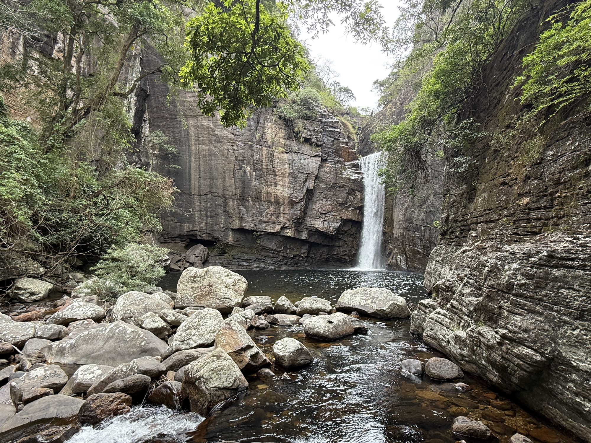 Wasserfall in einer Schlucht im Knuckles-Gebirge