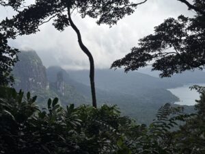 Nebelverhangene Bergsilhouetten auf São Tomé und Príncipe